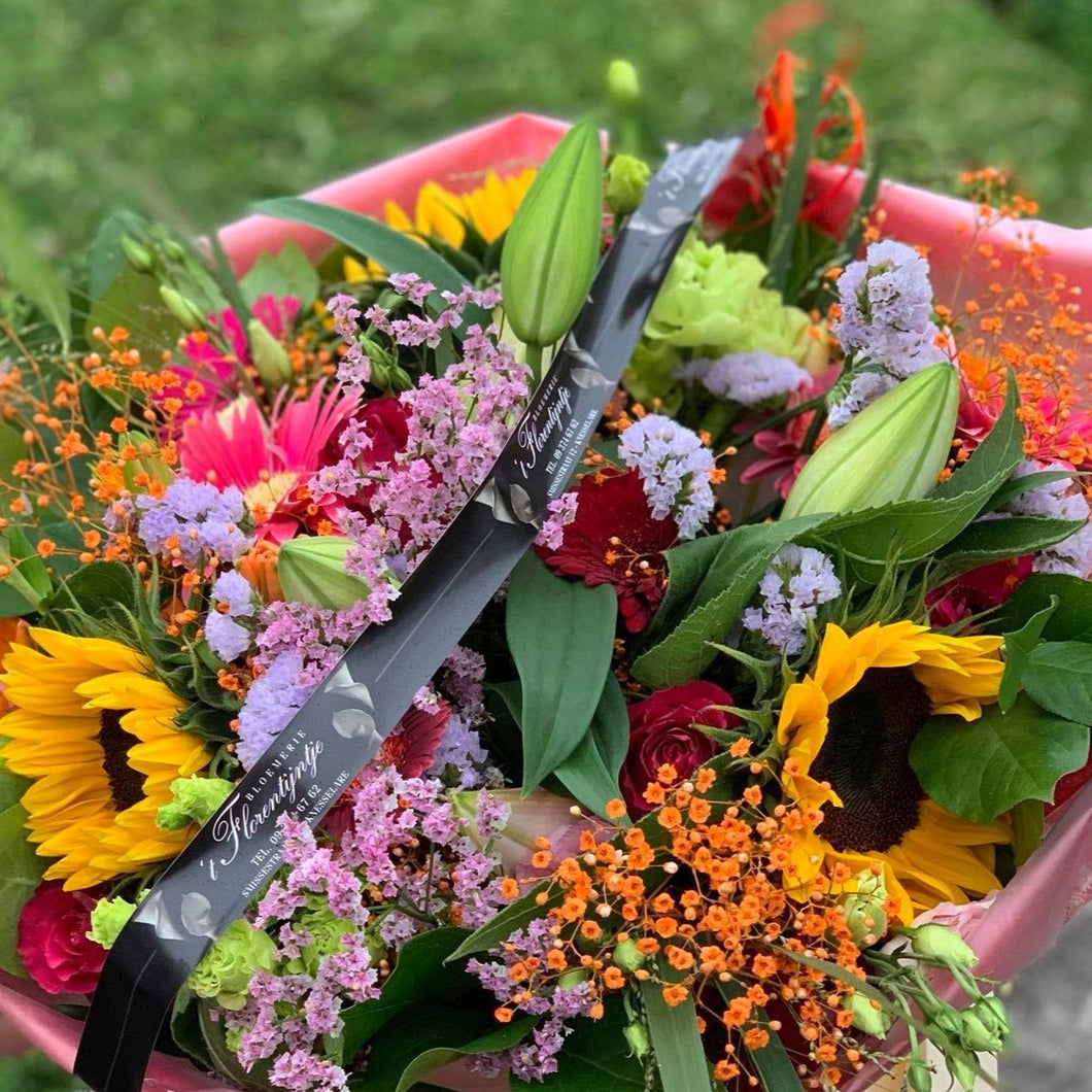 Moederdagboeket - Een kleurrijk boeket bloemen voor Moederdag: een vrolijke mix van roze, paars, geel en oranje bloemen.
